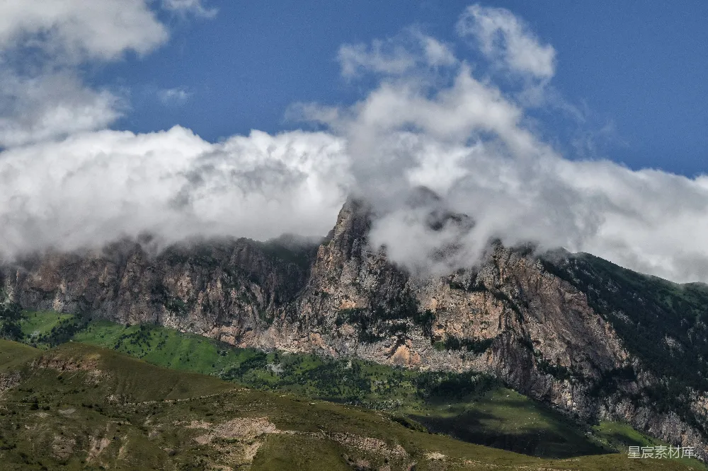高清摄影 山峰 云雾 自然风光 户外探险 风景摄影 云雾缭绕的山峰