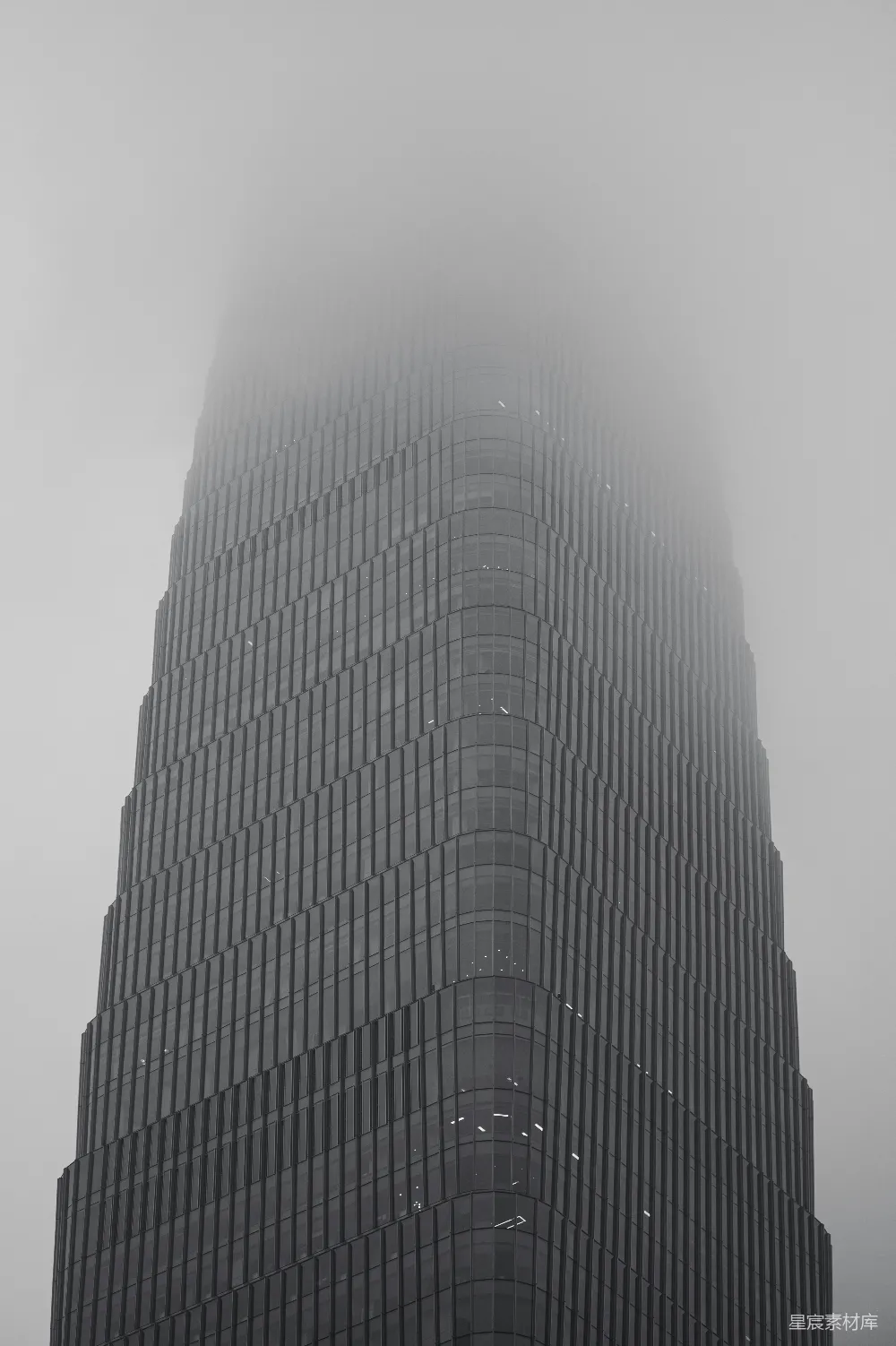 高清摄影 摩天大楼 雾 现代建筑 城市景观 建筑细节 雾中的摩天大楼