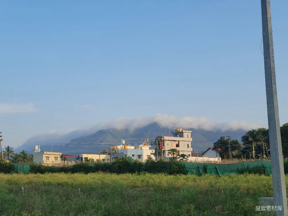 高清摄影 乡村 山景 云雾 自然风光 宁静 云雾缭绕的山景与乡村风光