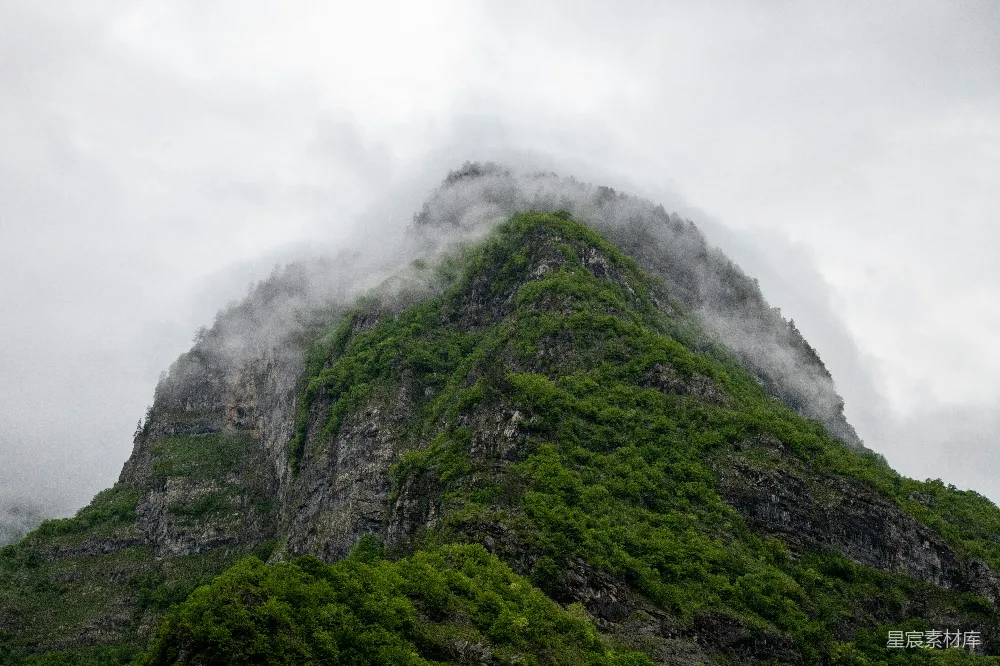 高清摄影 山峰 自然风光 云雾 绿色 户外 云雾缭绕的山峰