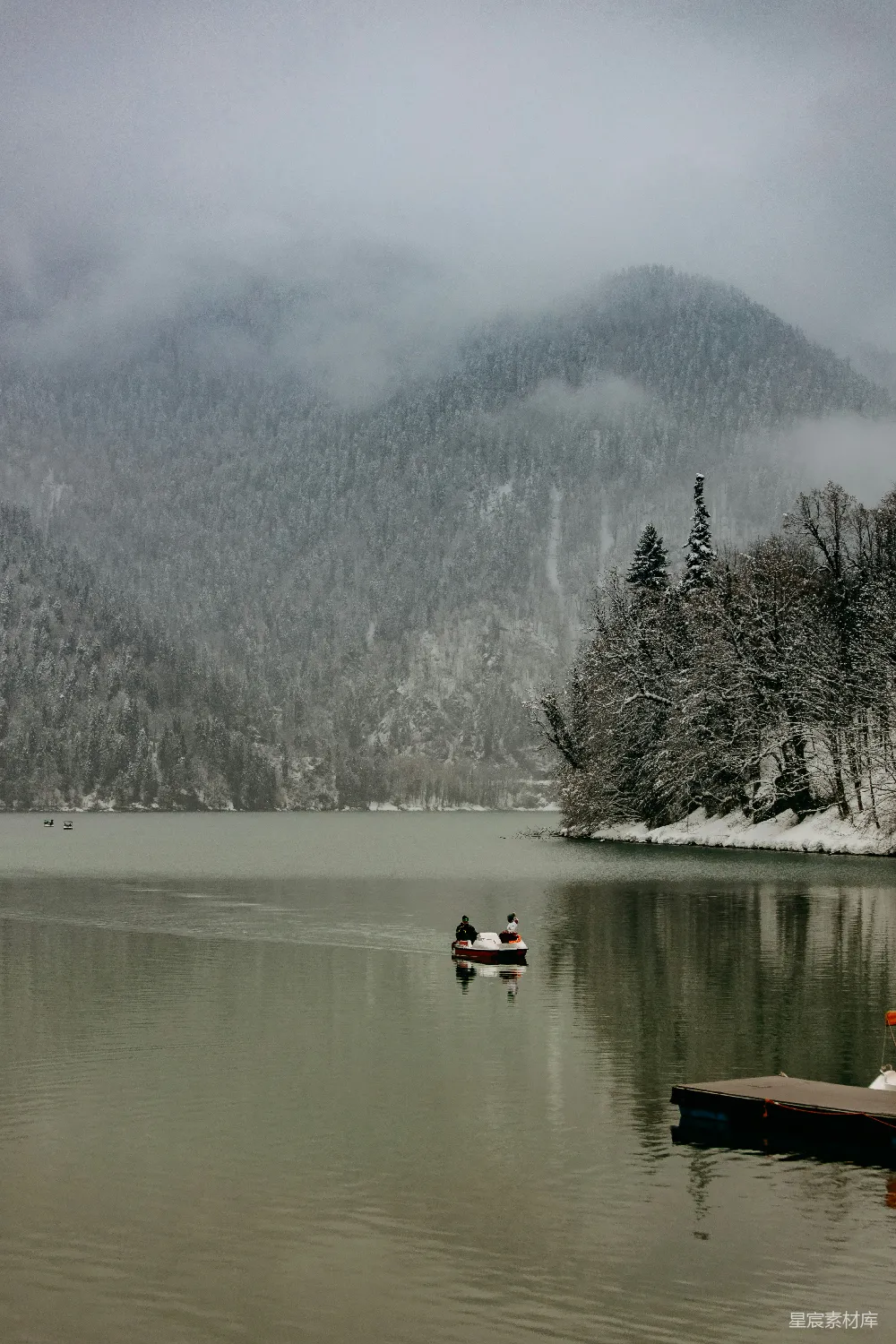 高清摄影 雪景 宁静 湖舟 自然风光 冬季 雪景中的宁静湖舟