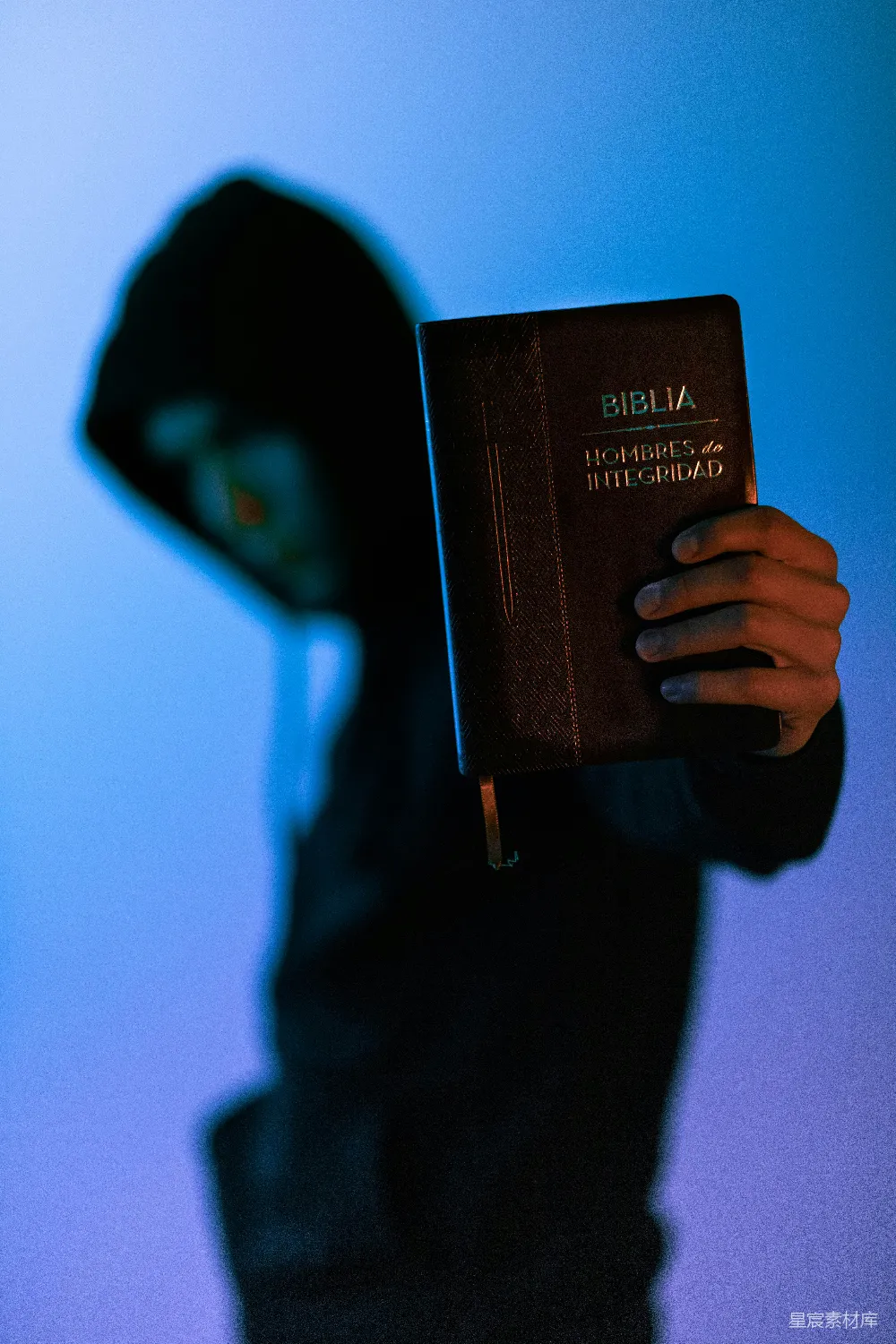 高清摄影 圣经 宗教 信仰 人物 神秘 持圣经之人