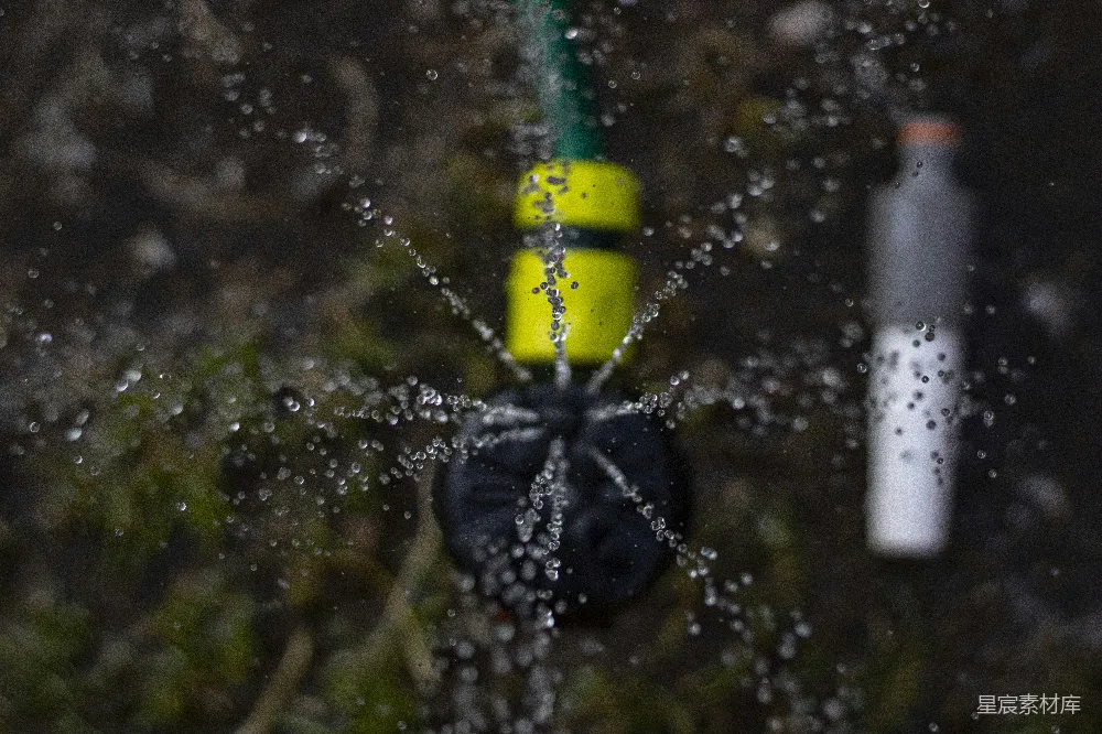 高清摄影 雨伞 雨滴 黑色 雨天 雨中的黄色雨伞