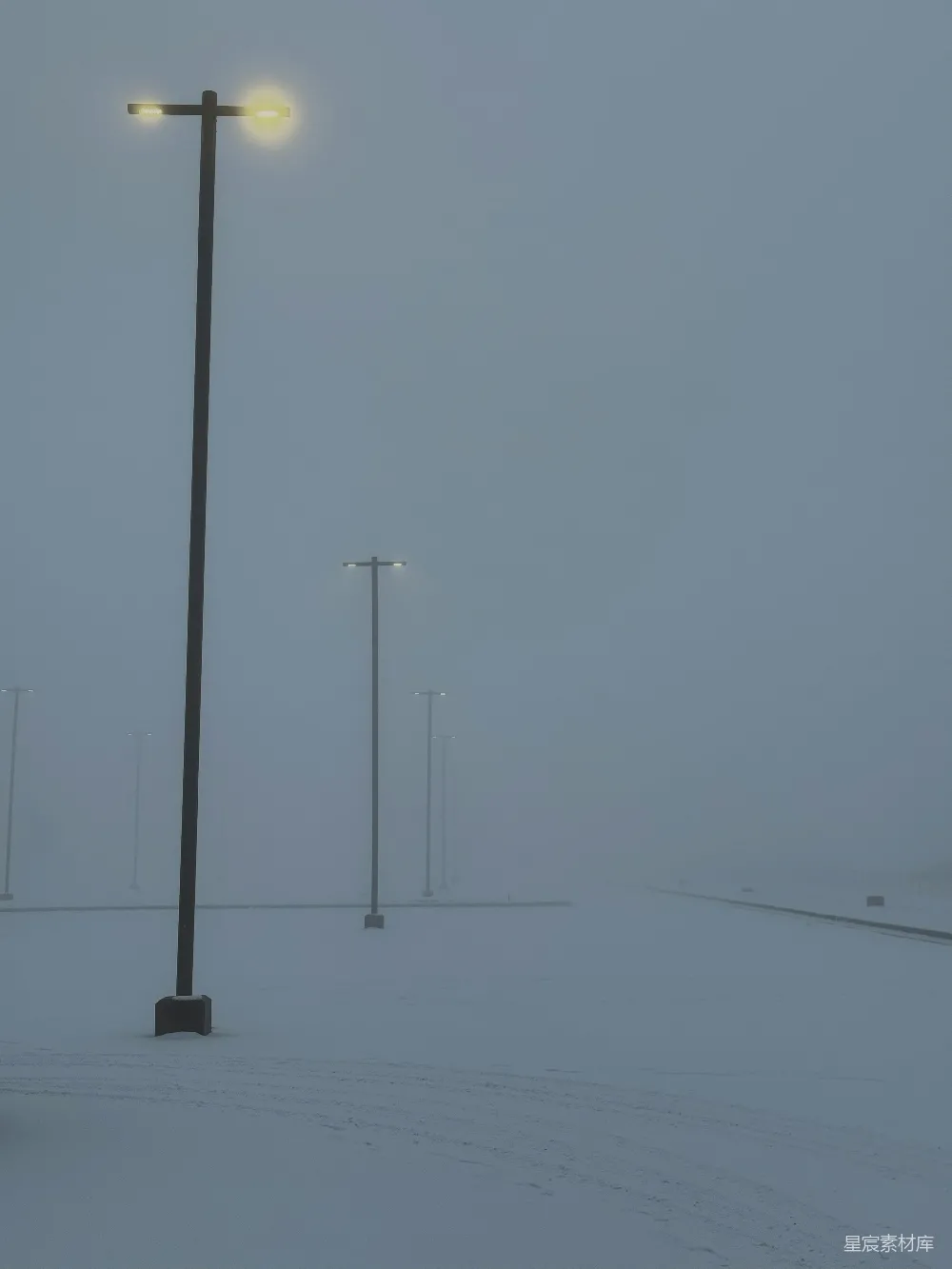 高清摄影 雪夜 路灯 宁静 冬季 城市 冬夜路灯下的寂静