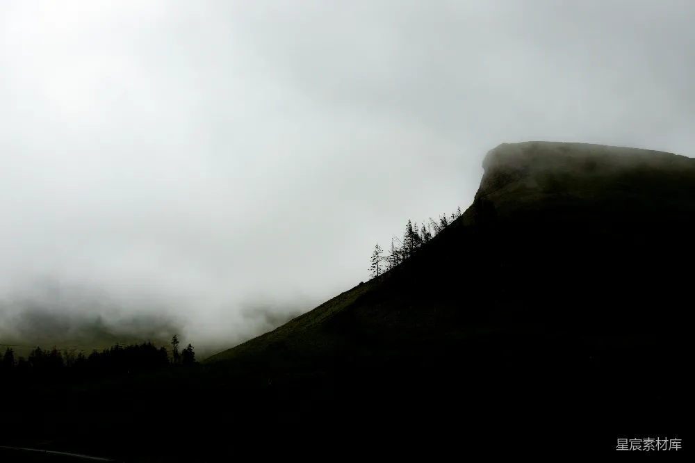 高清摄影 山峰 云雾 自然 户外 风景 云雾缭绕的山峰