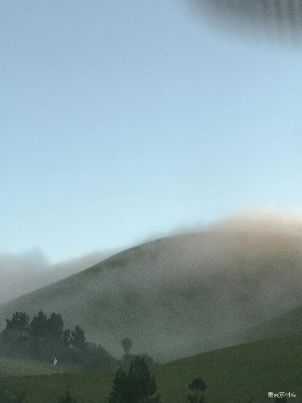 高清摄影 山景 雾气 自然风光 宁静 户外 雾中青山