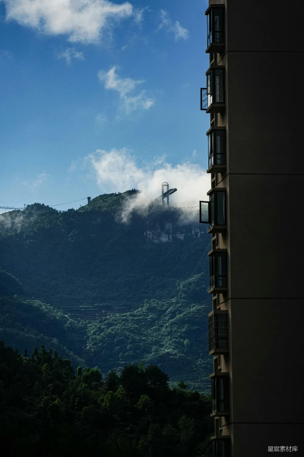 高清摄影 自然风光 建筑与自然 雾气缭绕 山间景色 宁静氛围 山间雾中建筑