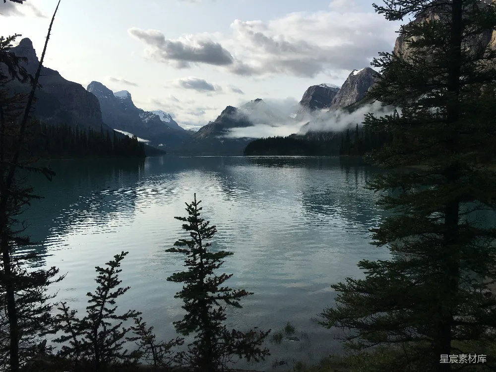 高清摄影 山景 湖泊 宁静 自然 摄影 静谧的山间湖景