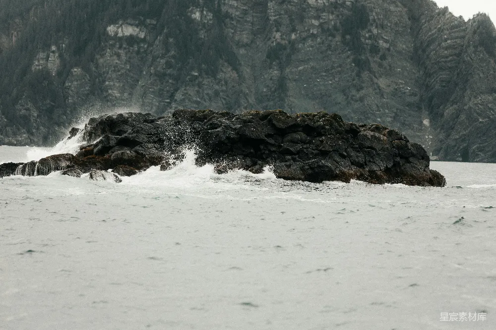 高清摄影 自然景观 海洋 岩石 动态 户外 海浪拍打岩石