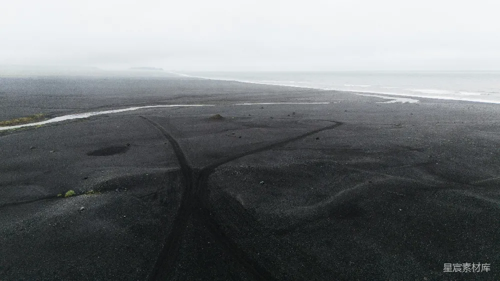 高清摄影 火山灰海滩 十字路口 自然景观 荒凉 航拍 火山灰海滩上的十字路口