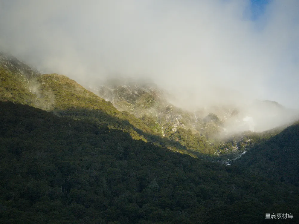 高清摄影 自然风光 山林 雾气 宁静 户外 雾中的山林