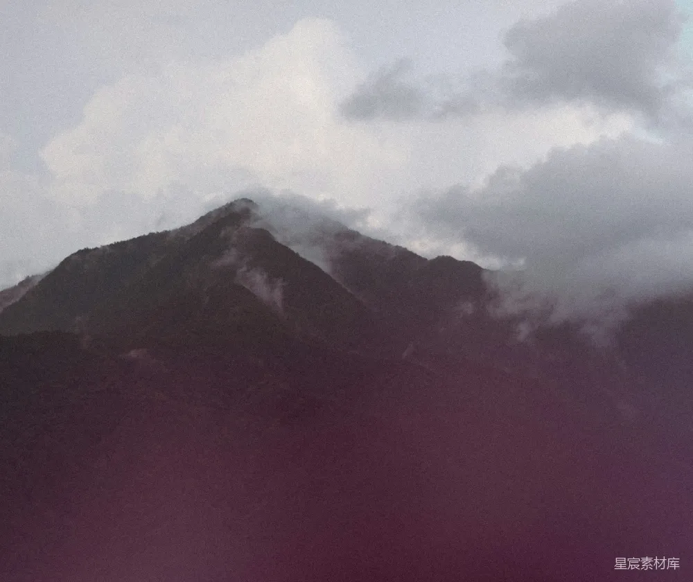 高清摄影 山峰 云雾 自然风光 宁静 户外 云雾缭绕的山峰