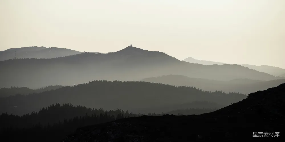 高清摄影 自然风光 山脉 清晨 宁静 旅行 雾中的山峦