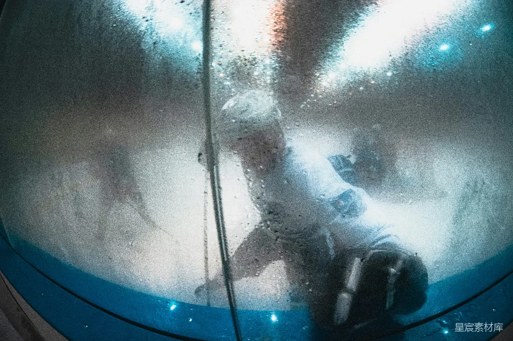高清摄影 夜晚 雨天 车窗 温馨 家庭 雨夜车窗下的温馨时光