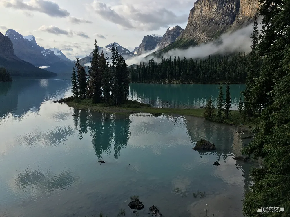 高清摄影 湖泊 群山 自然风光 宁静 户外 静谧的湖泊与群山