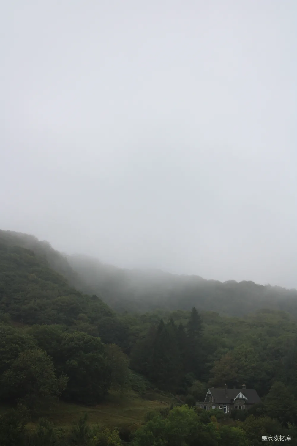高清摄影 自然 风景 宁静 乡村 雾气 雾中的山间小屋
