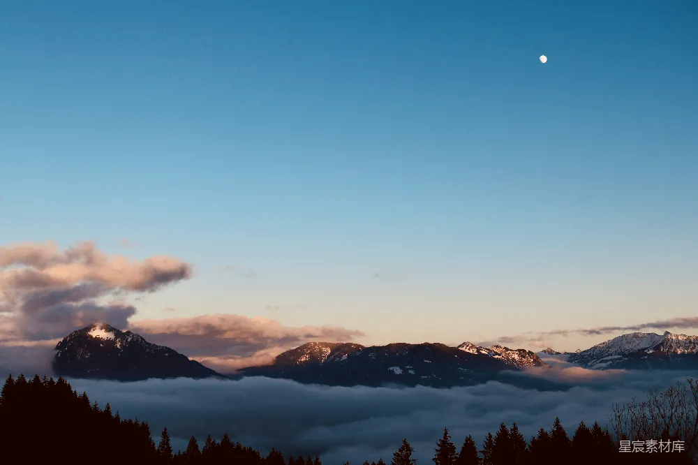 高清摄影 自然风光 山景 云海 宁静 月夜 云海中的山峰与月亮