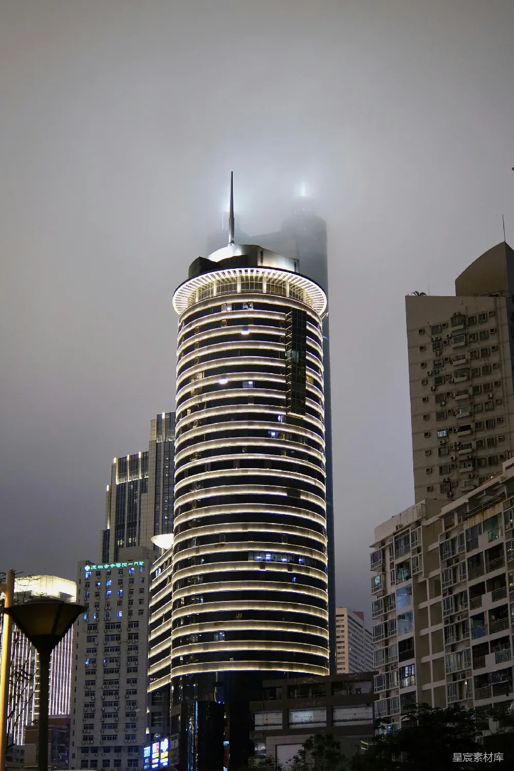 高清摄影 城市夜景 高楼大厦 现代建筑 都市风光 照明效果 雾中霓虹：现代都市夜景