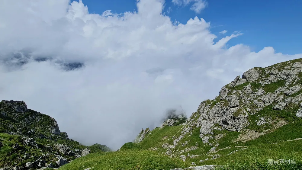 高清摄影 自然风光 山川地貌 云雾缭绕 户外探险 风景摄影 云海中的山峰