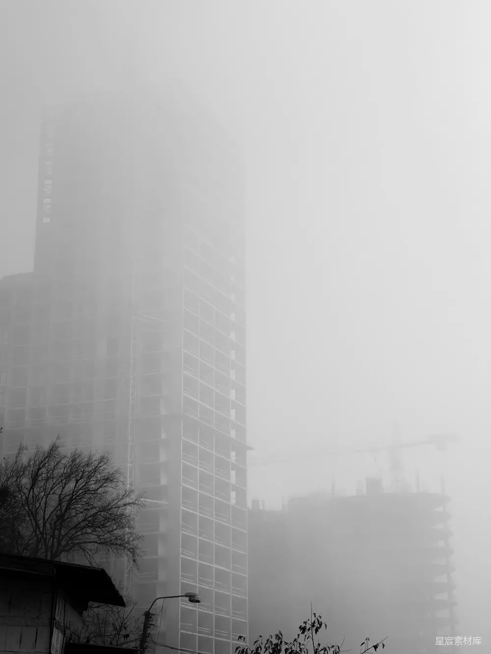 高清摄影 城市 建筑 雾 现代 都市 雾中高楼