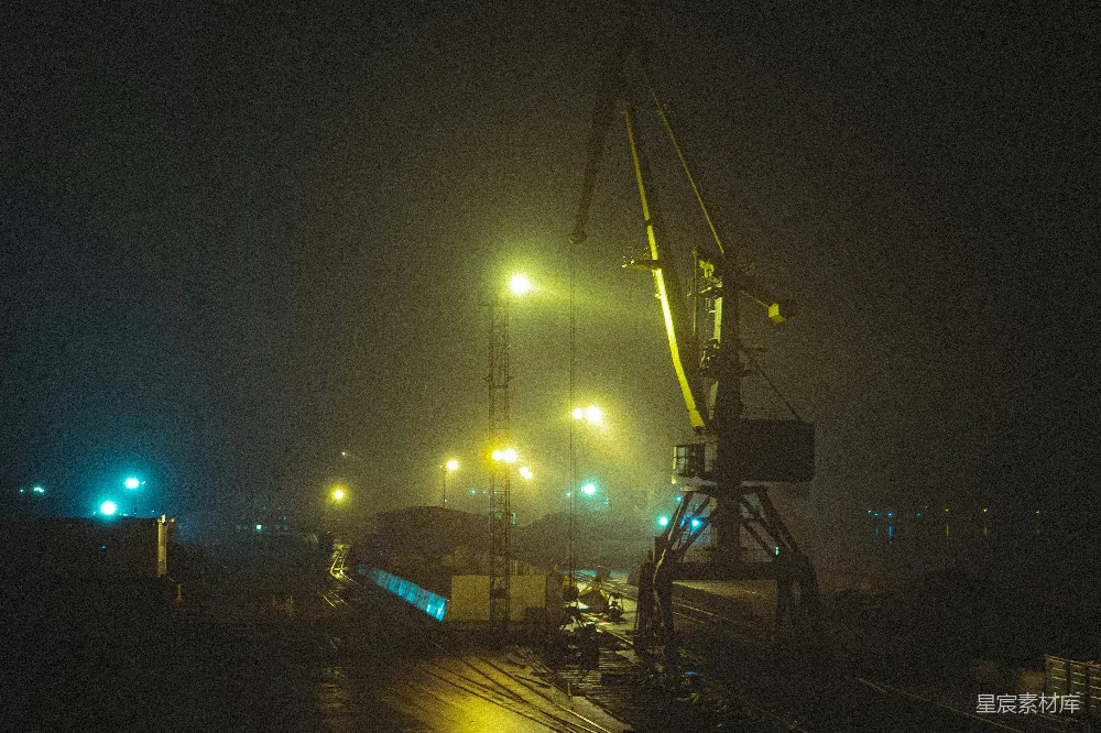 高清摄影 工业 夜晚 起重机 港口 城市 夜幕下的港口起重机
