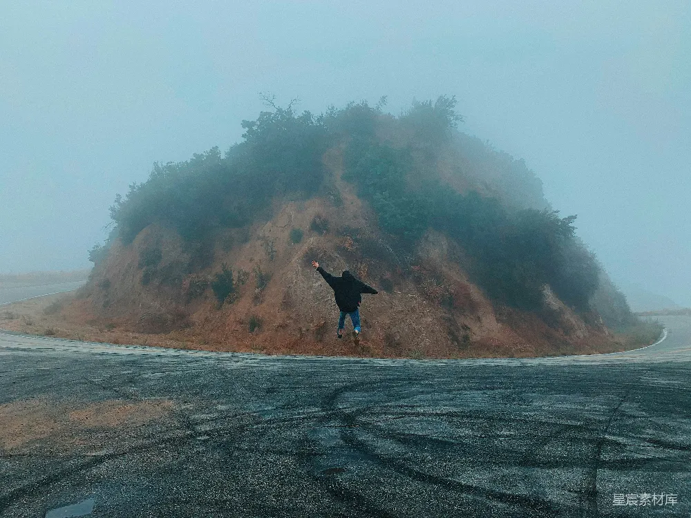 高清摄影 旅行 自由 自然 迷雾 山丘 迷雾中的自由灵魂