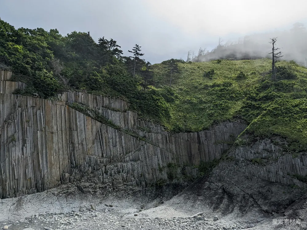 高清摄影 火山岩 柱状节理 自然景观 地质奇观 户外探险 火山岩柱群的自然奇观