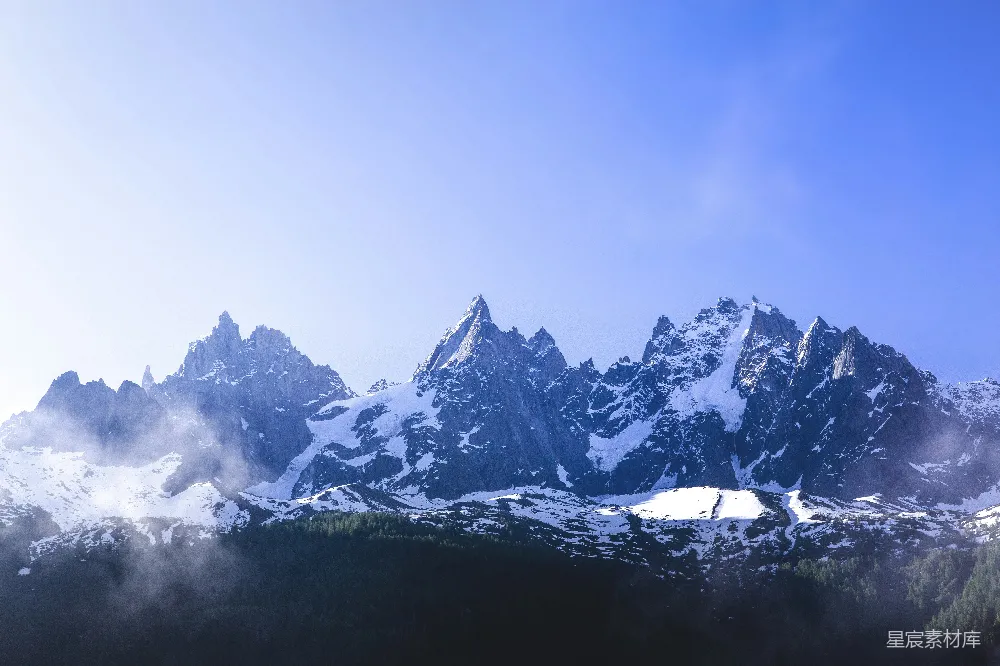 高清摄影 雪山 清晨 自然风光 宁静 户外 雪峰下的宁静晨光