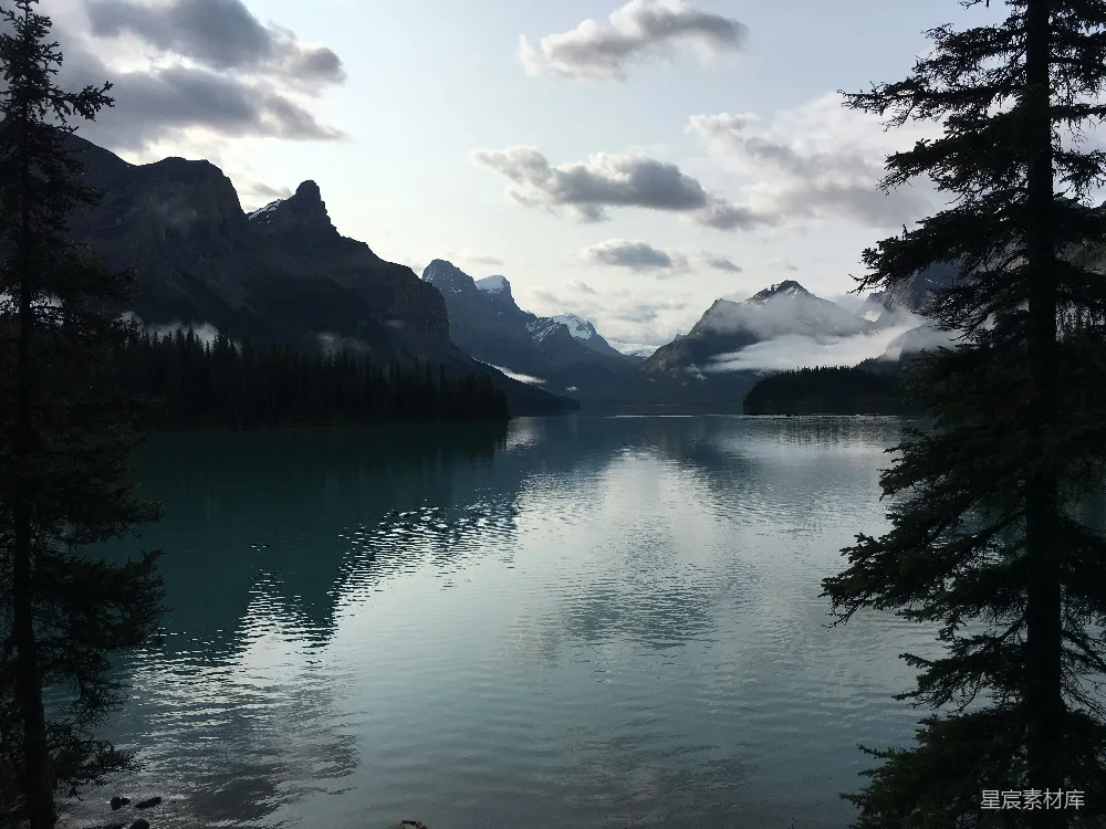 高清摄影 自然风光 宁静 湖泊 山脉 风景 静谧的山间湖泊