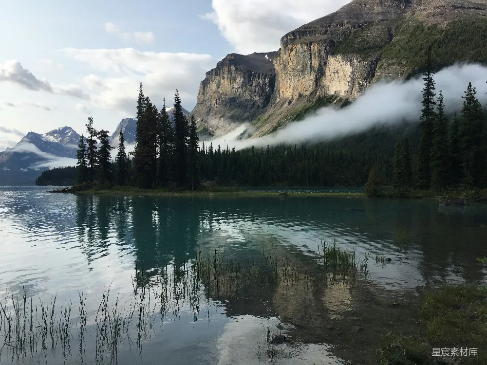 高清摄影 自然风景 宁静 山脉 湖泊 云雾 雾气缭绕的山间湖泊