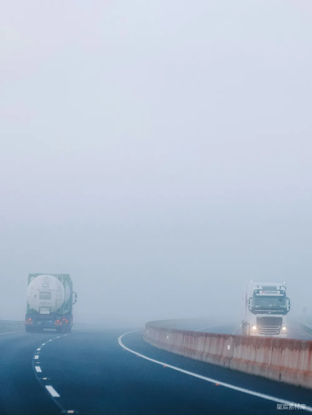 高清摄影 公路 雾天 卡车 旅途 宁静 雾中行驶的公路