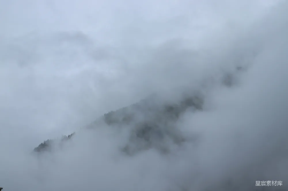 高清摄影 山峰 云雾 自然风光 户外旅行 宁静 云雾缭绕的山峰