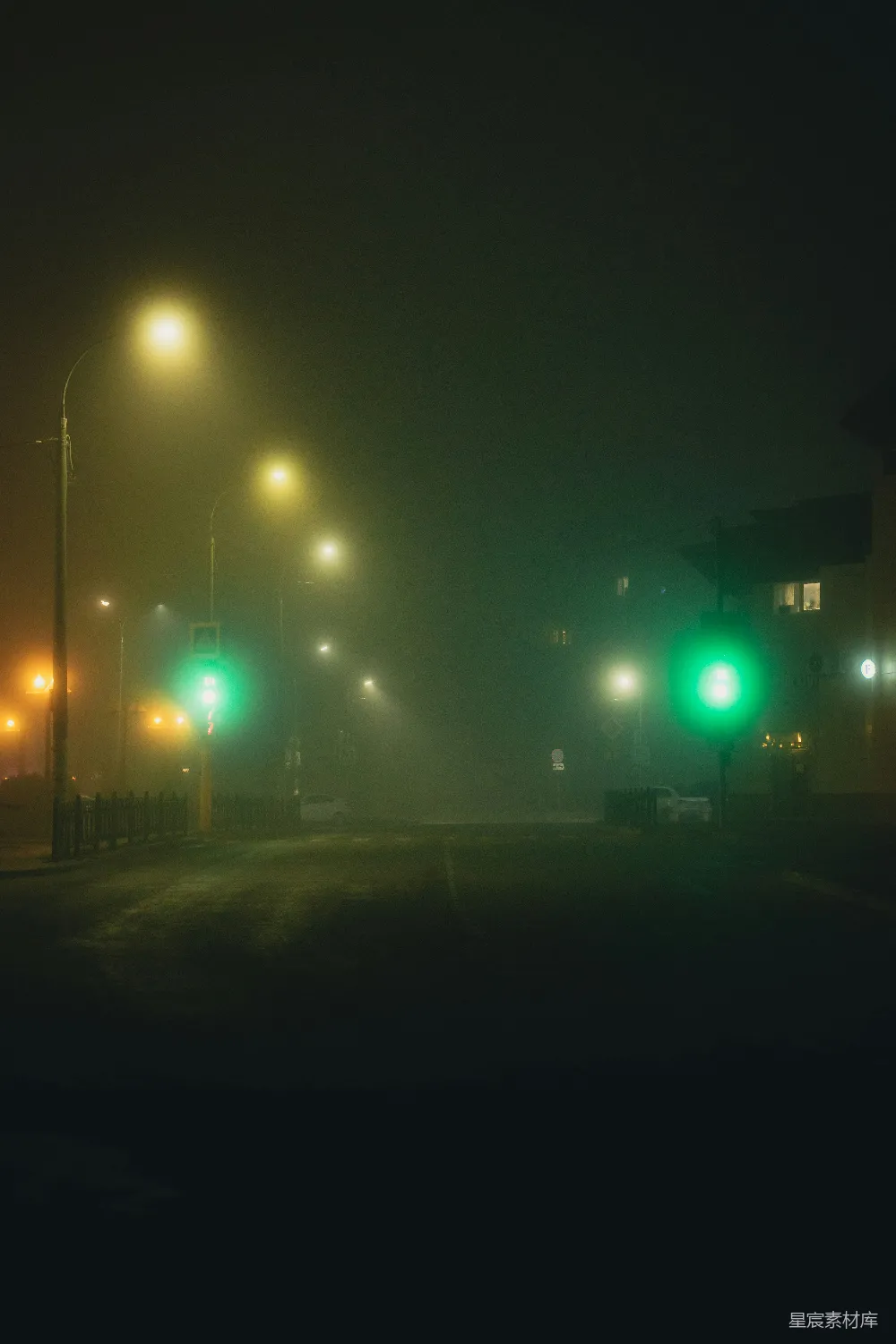 高清摄影 夜景 雾气 绿灯 城市 宁静 夜雾中的绿灯