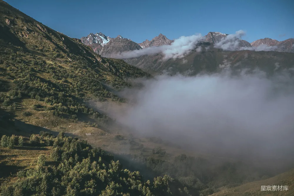 高清摄影 山脉 云雾 自然风光 清晨 户外 云雾缭绕的山间
