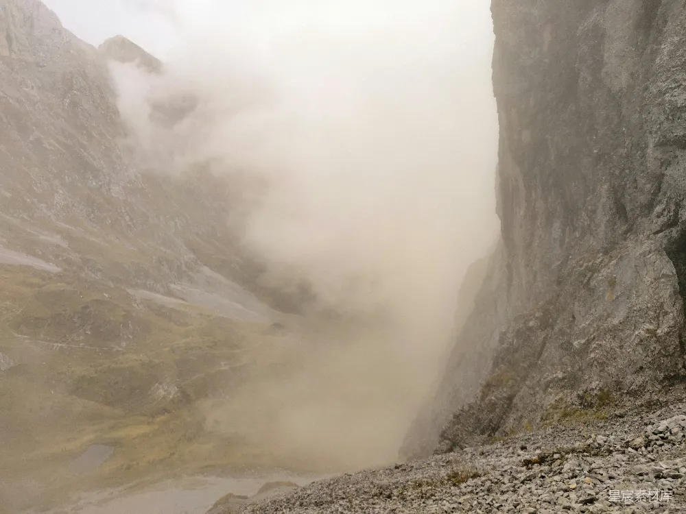 高清摄影 自然风光 山地 雾气 户外探险 宁静 云雾缭绕的山间峡谷
