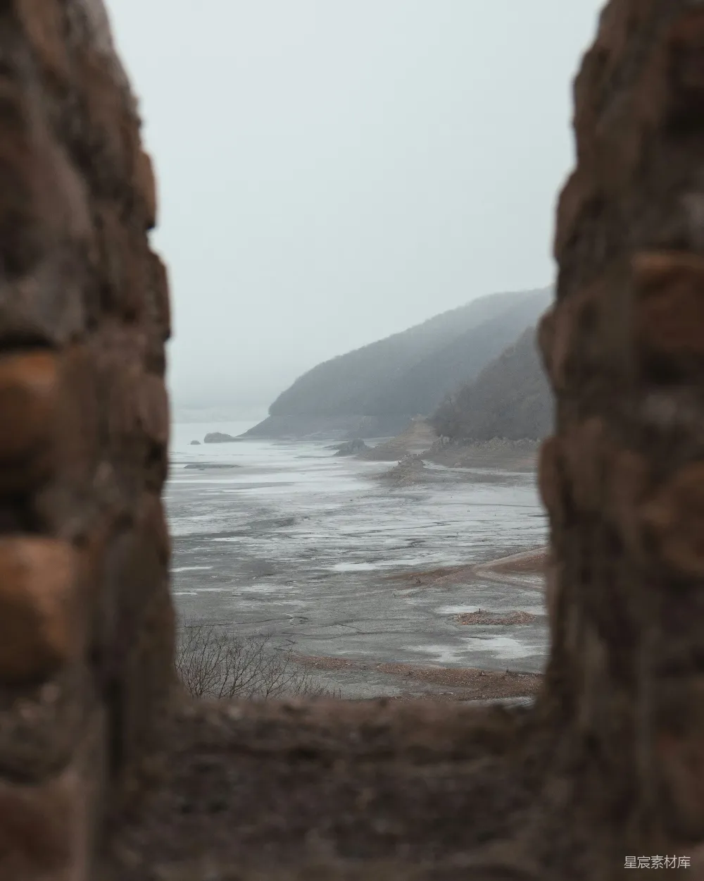 高清摄影 山海景色 石墙视角 自然风光 宁静氛围 户外写真 透过石墙的山海一景