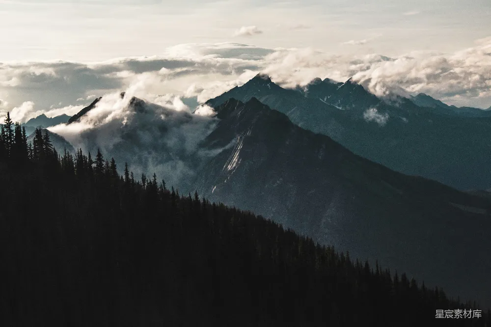 高清摄影 自然风光 山脉 云层 森林 宁静 云雾缭绕的山峰
