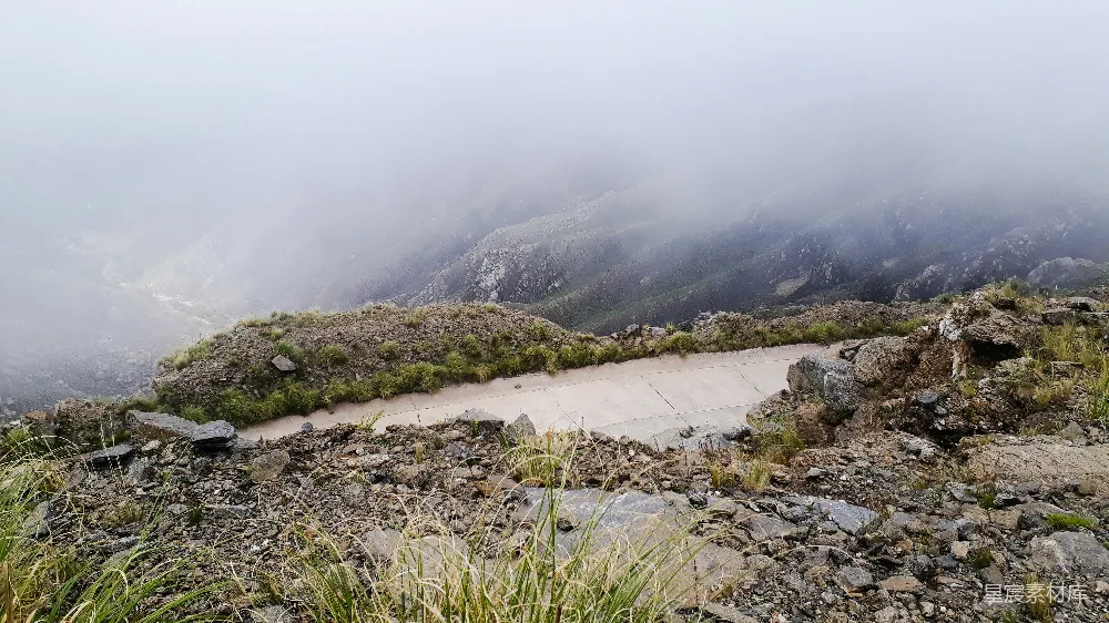高清摄影 山景 云雾 小径 自然风光 户外 云雾缭绕的山间小径
