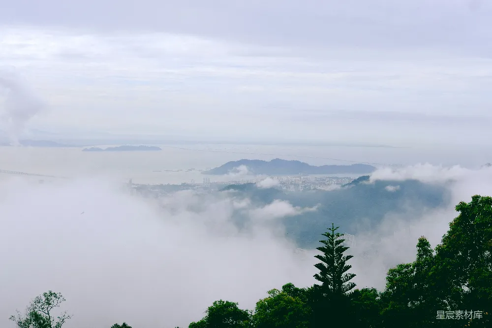 高清摄影 风景 自然 城市 山脉 云雾 云海中的城市与山脉