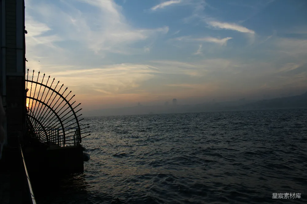 高清摄影 晨雾 海景 铁艺门 宁静 自然 晨雾中的海景与铁艺门