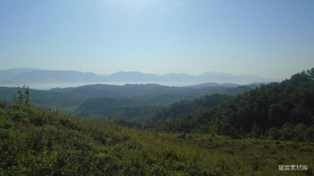 高清摄影 田野 山脉 自然风光 宁静 乡村 远山之下的宁静田野