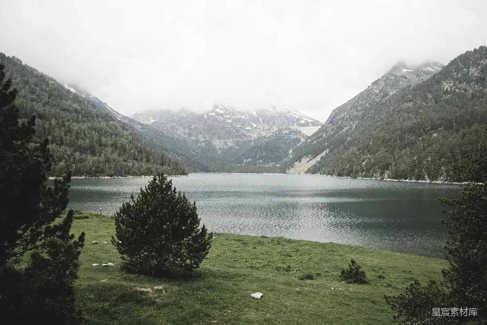 高清摄影 山景 湖泊 自然风光 户外 宁静 山间湖景