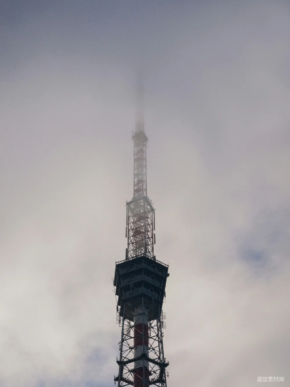 高清摄影 通讯塔 雾景 工业建筑 城市景观 现代 雾中矗立的通讯塔