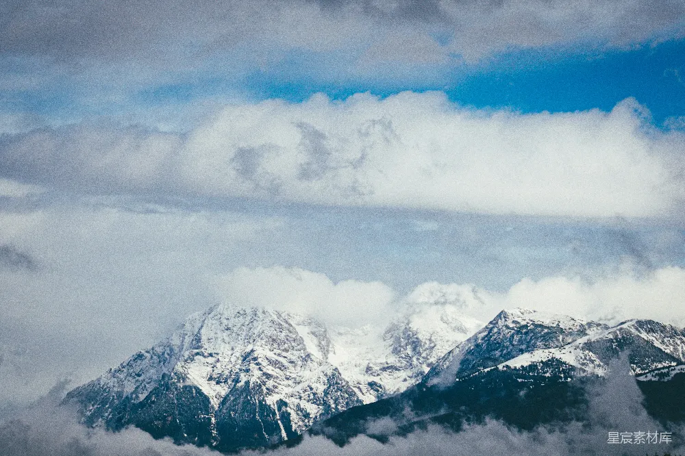 高清摄影 雪山 云雾 自然风光 冬季 户外 云雾缭绕的雪山