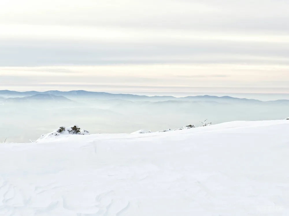 高清摄影 雪景 山脉 宁静 自然风光 冬季 冬日雪景中的宁静山谷