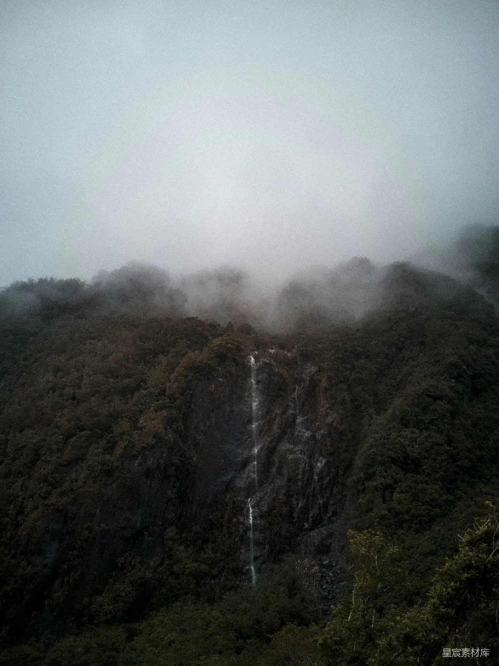 高清摄影 自然风光 瀑布 雾气 森林 户外 山间瀑布与薄雾