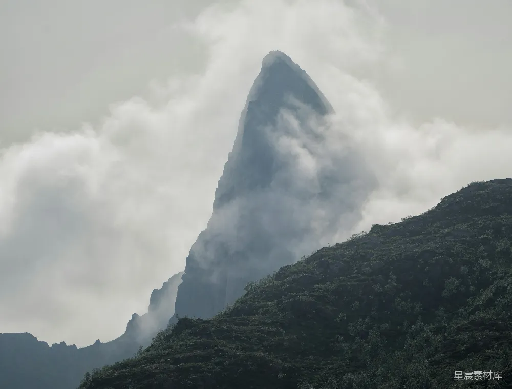 高清摄影 山峰 云雾 自然 风景 户外 云雾缭绕的山峰