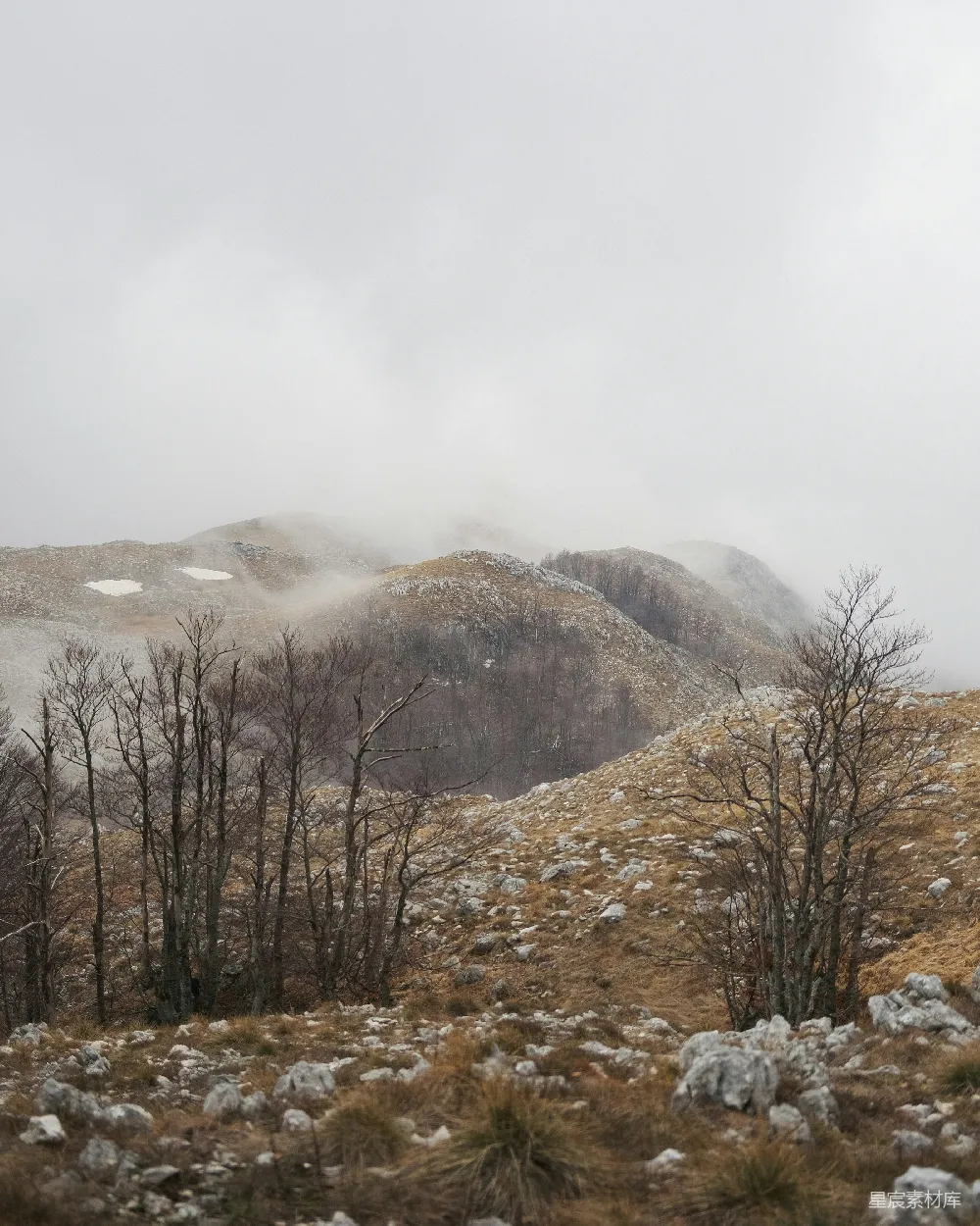 高清摄影 自然风光 雾气缭绕 山区 冬日景色 宁静 雾中山丘
