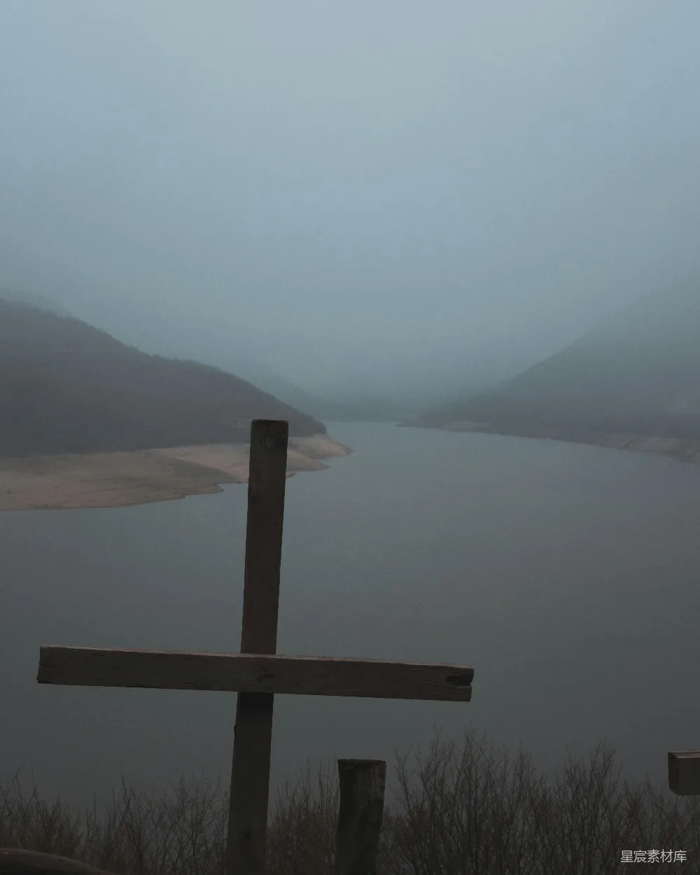 高清摄影 十字架 湖景 雾气 宁静 宗教 雾中湖畔的十字架
