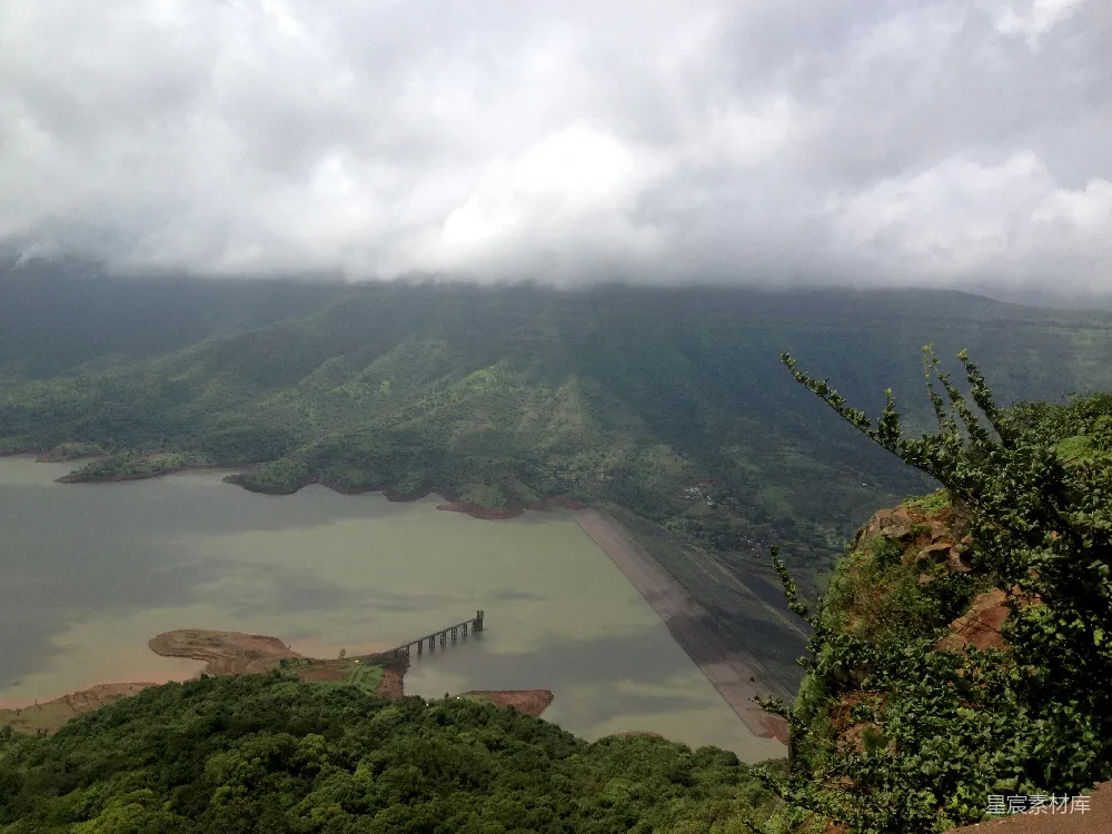 高清摄影 山景 湖泊 云雾 自然风光 户外 云雾缭绕的山间湖泊